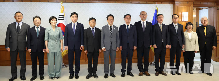 김민석 국무총리, 차관급 임명장 수여식 열어