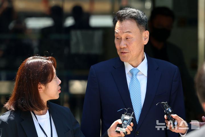 [서울=뉴시스] 조성우 기자 = 내란중요임무종사 혐의를 받는 김명수 전 합동참모본부 의장이 15일 서울 서초구 서울중앙지방법원에서 열린 구속 전 피의자 심문(영장실질심사)을 마친 뒤 청사를 나서고 있다. 2026.06.15. xconfind@newsis.com
