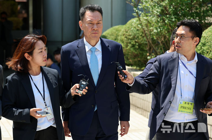 [서울=뉴시스] 조성우 기자 = 내란중요임무종사 혐의를 받는 김명수 전 합동참모본부 의장이 15일 서울 서초구 서울중앙지방법원에서 열린 구속 전 피의자 심문(영장실질심사)을 마친 뒤 청사를 나서고 있다. 2026.06.15. xconfind@newsis.com