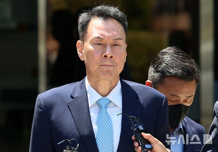 [서울=뉴시스] 조성우 기자 = 내란중요임무종사 혐의를 받는 김명수 전 합동참모본부 의장이 15일 서울 서초구 서울중앙지방법원에서 열린 구속 전 피의자 심문(영장실질심사)을 마친 뒤 청사를 나서고 있다. 2026.06.15. xconfind@newsis.com