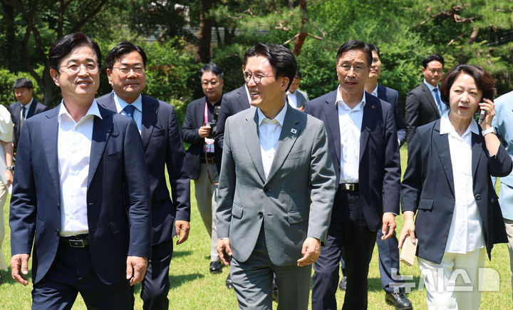 [서울=뉴시스] 권창회 기자 = 김민석 국무총리가 15일 서울 종로구 국무총리 공관에서 국토대전환 관련 광역단체장 당선자 간담회를 열고 당선인들과 이동하고 있다. 2026.06.15. kch0523@newsis.com