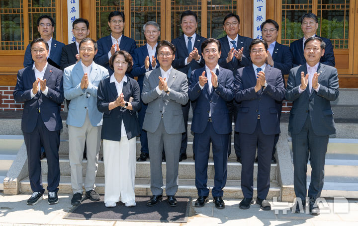 [서울=뉴시스] 권창회 기자 = 김민석 국무총리와 구윤철 부총리 겸 재정경제부 장관, 추미애 경기도지사 당선인을 비롯한 광역단체장 당선자들이 15일 오후 서울 종로구 국무총리 서울공관에서 열린 국토대전환 광역단체장 당선자 간담회에서 기념촬영을 하고 있다. (공동취재) 2026.06.15. photo@newsis.com