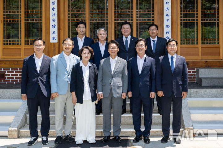 [서울=뉴시스] 권창회 기자 = 김민석 국무총리와 추미애 경기도지사 당선인을 비롯한 광역단체장 당선자들이 15일 오후 서울 종로구 국무총리 서울공관에서 열린 국토대전환 광역단체장 당선자 간담회에서 기념촬영을 하고 있다. (공동취재) 2026.06.15. photo@newsis.com