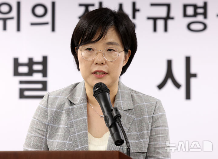 [과천=뉴시스] 이영환 기자 = 김건희 여사가 연루된 '디올백 수사 무마' 의혹을 들여다보는 2차 종합특별검사팀이 18일 당시 수사팀을 이끈 김승호 전 서울중앙지검 형사1부장검사를 소환한다. 사진은 종합특검팀의 김지미 특검보. 2026.06.17. 20hwan@newsis.com