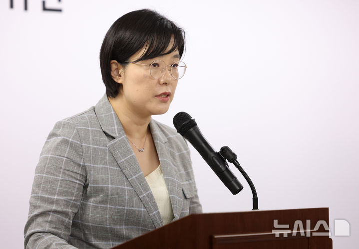 [과천=뉴시스] 이영환 기자 = 김지미 2차 종합특별검사팀(특별검사 권창영) 특검보가 15일 오후 경기 과천시 2차 종합특별검사팀 사무실에서 브리핑하고 있다. 종합특검팀은 16일 관저 부실 감사 의혹과 관련해 감사원 간부에 대해 구속영장을 청구했다. 2026.06.16. 20hwan@newsis.com