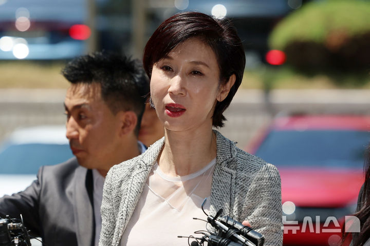 [서울=뉴시스] 조성우 기자 = 노소영 아트센터 나비 관장이 15일 서울 서초구 서울고등법원에서 열린 최태원 SK그룹 회장과의 재산 분할 파기환송심 2차 조정 기일에 출석하고 있다. 2026.06.15. xconfind@newsis.com