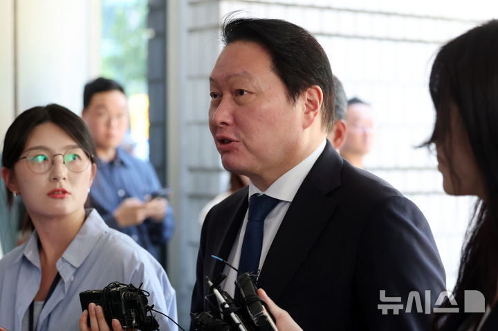 [서울=뉴시스] 조성우 기자 = 최태원 SK그룹 회장이 15일 서울 서초구 서울고등법원에서 열린 노소영 아트센터 나비 관장과의 재산 분할 파기환송심 2차 조정 기일에 출석하고 있다. 2026.06.15. xconfind@newsis.com