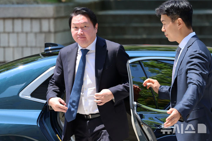 [서울=뉴시스] 조성우 기자 = 최태원 SK그룹 회장이 15일 서울 서초구 서울고등법원에서 열린 노소영 아트센터 나비 관장과의 재산 분할 파기환송심 2차 조정 기일에 출석하고 있다. 2026.06.15. xconfind@newsis.com