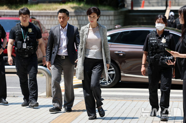[서울=뉴시스] 조성우 기자 = 노소영 아트센터 나비 관장이 15일 서울 서초구 서울고등법원에서 열린 최태원 SK그룹 회장과의 재산 분할 파기환송심 2차 조정 기일에 출석하고 있다. 2026.06.15. xconfind@newsis.com