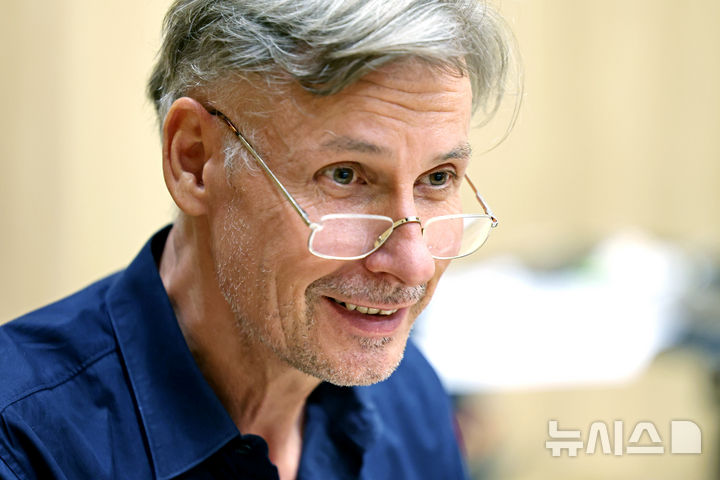 [서울=뉴시스] 박진희 기자 = 슈테판 프리츠(Stefan Fritz) 피아노 톤 마이스터(음향 전문 조율사)가 지난 12일 서울 용산구 사운즈S에서 삼성문화재단과 한국피아노조율사협회 주관으로 열린 '피아노 톤 마이스터 프로그램'에 초빙되어 국내 조율사를 위한 실습 교육을 하고 있다. 슈테판 프리츠는 독일 함부르크 스타인웨이(Steinway & Sons)의 기술담당 고문이자, 세계적인 피아노 톤 마이스터(음향 전문 조율사)이다. 2026.06.17. pak7130@newsis.com