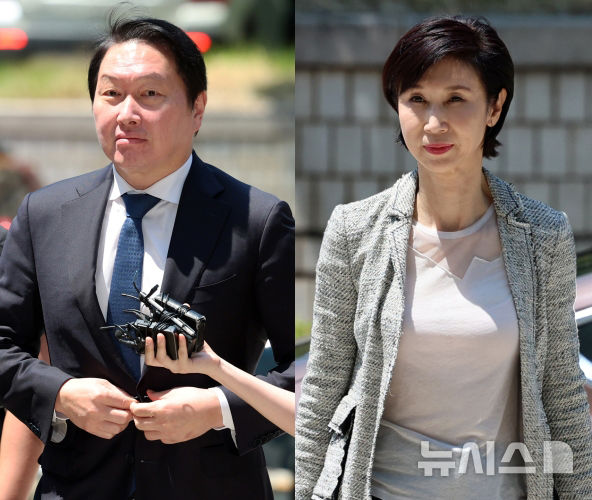 [서울=뉴시스] 조성우 기자 = 최태원(왼쪽) SK그룹 회장과 노소영 아트센터 나비 관장이 15일 서울 서초구 서울고등법원에서 열린 재산 분할 파기환송심 2차 조정 기일에 출석하고 있다. 2026.06.15. xconfind@newsis.com
