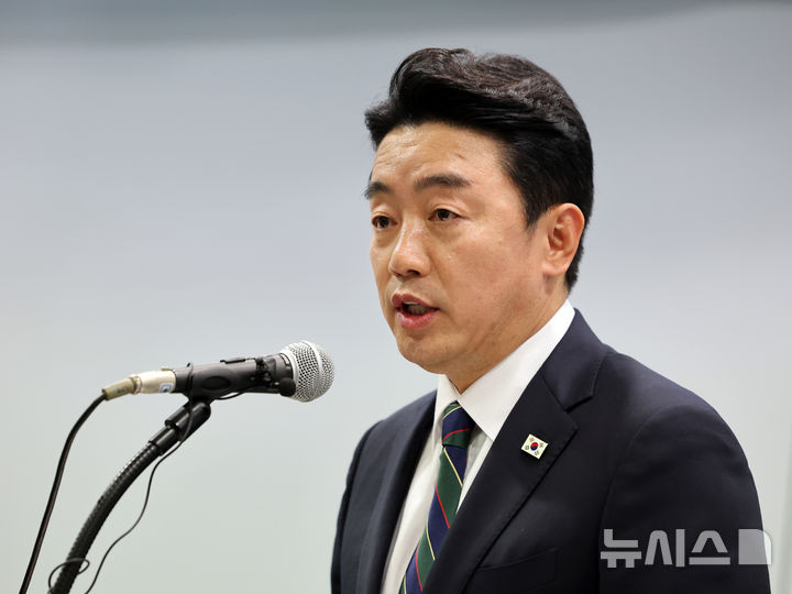 [서울=뉴시스] 김선웅 기자 = 강훈식 대통령 비서실장이 15일 오후 서울 마포구 연세대학교 김대중도서관에서 열린 '6·15남북정상회담 26주년 기념식 및 특별강연'에서 이재명 대통령의 축사를 대독 하고 있다. (공동취재) 2026.06.15. photo@newsis.com
