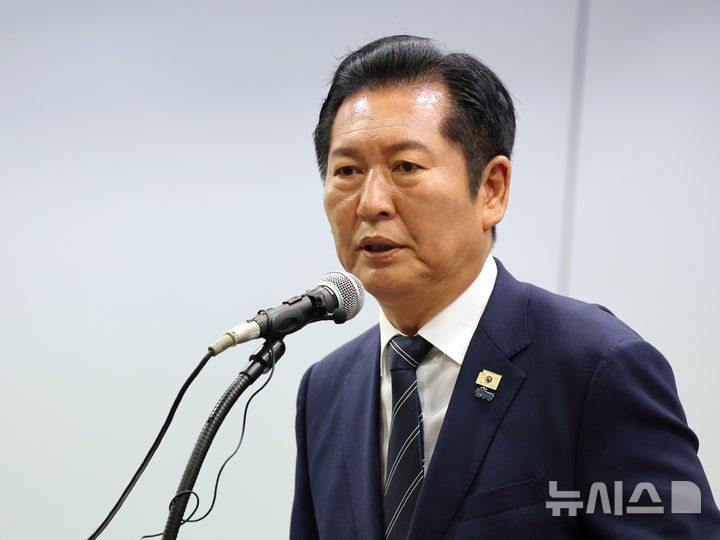 [서울=뉴시스] 김선웅 기자 = 정청래 더불어민주당 대표가 15일 오후 서울 마포구 연세대학교 김대중도서관에서 열린 '6·15남북정상회담 26주년 기념식 및 특별강연'에서 축사를 하고 있다. (공동취재) 2026.06.15. photo@newsis.com