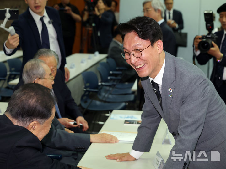 [서울=뉴시스] 김선웅 기자 = 김민석 국무총리가 15일 오후 서울 마포구 연세대학교 김대중도서관에서 열린 '6·15남북정상회담 26주년 기념식 및 특별강연'에서 참석자들과 인사를 나누고 있다. (공동취재) 2026.06.15. photo@newsis.com