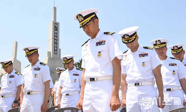 [평택=뉴시스] 김종택 기자 = 제1연평해전 승전 27주년 기념식이 열린 15일 경기 평택시 해군2함대사령부내 안보공원 제1연평해전 전승비 앞에서 해군2함대 장병들이 묵념하고 있다.&nbsp; 이날 기념식은 당시 지휘관 및 참전용사, 2함대 장병 등 200여명이 참석해 제1연평해전의 승리를 기념하고 서해수호 의지를 다졌다. 2026.06.15. jtk@newsis.com
