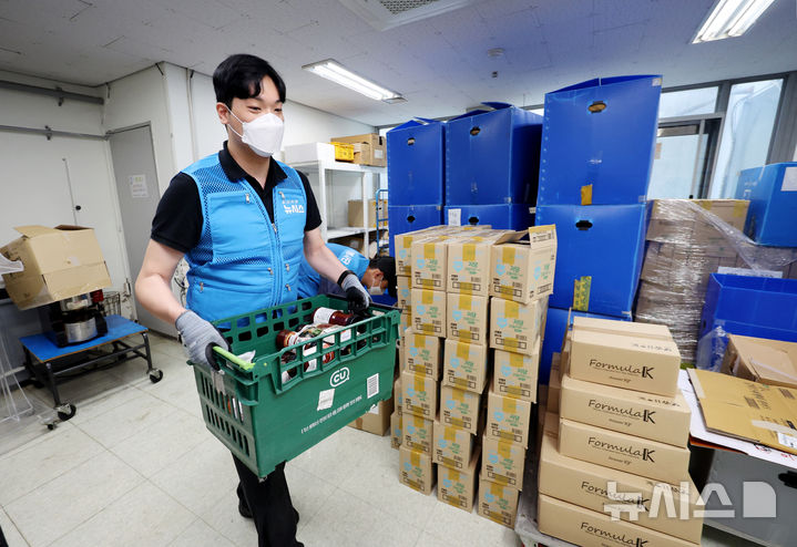[서울=뉴시스] 김진아 기자 = 뉴시스 임직원들로 구성된 봉사단이 15일 서울 송파구 굿윌스토어 밀알송파점에서 기증받은 물품을 분류하는 작업을 하고 있다. 2026.06.15. bluesoda@newsis.com
