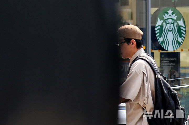 [대구=뉴시스] 이무열 기자 = 스타벅스 코리아가 최근 '탱크데이' 마케팅 논란과 관련해 오는 17일 정용진 신세계그룹 회장을 비롯한 이마트 부문 계열사 임원 및 스타벅스 코리아 임직원을 대상으로 역사 인식 및 사회적 감수성 교육을 실시한다. 이어 22일에는 전국 매장 영업을 오후 3시에 조기 종료하고 점포별로 동일한 교육을 진행할 예정이다. 스타벅스 코리아가 전 매장 영업을 일제히 조기 종료하는 것은 1999년 국내 진출 이후 처음이다.사진은 15일 대구 소재 스타벅스 매장의 모습. 2026.06.15. lmy@newsis.com