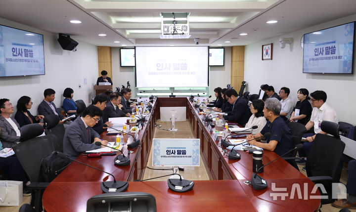 [서울=뉴시스] 최진석 기자 = 지난 15일 여의도 국회 의원회관에서 열린 2026 소상공인 단체협상권 법제화를 위한 정책 포럼에서 참석자들이 민병덕 더불어민주당 의원의 영상 인사말을 듣고 있다. 2026.06.23. myjs@newsis.com