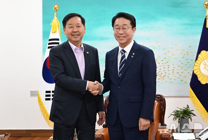 [서울=뉴시스] 정병혁 기자 = 구윤철 경제부총리 겸 재정경제부 장관이 15일 오전 서울 여의도 국회의장 집무실에서 조정식 국회의장을 예방하고 있다. (공동취재) 2026.06.15. photo@newsis.com
