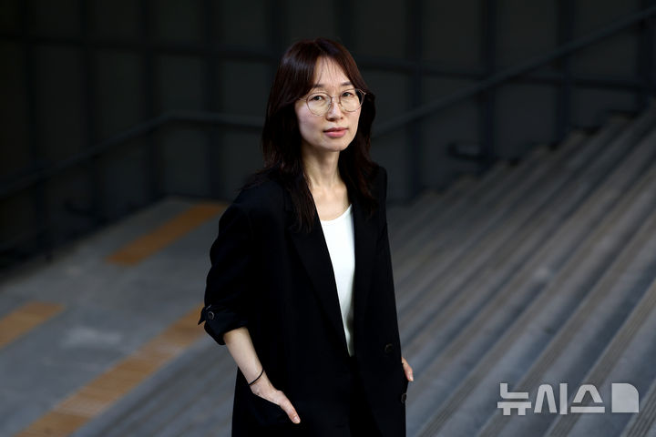 [서울=뉴시스] 박진희 기자 = 최은미 작가가 지난 15일 서울 종로구 국립현대미술관에서 포즈를 취하고 있다. 작가는 5년 만의 신작 소설집 '다른 사랑'을 출간했다. 2026.06.18. pak7130@newsis.com