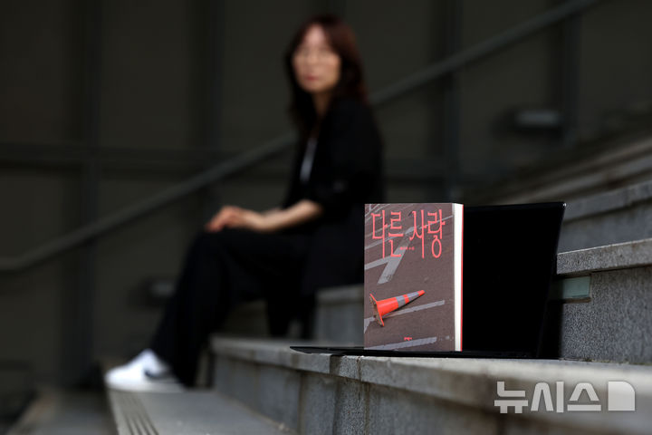 [서울=뉴시스] 박진희 기자 = 최은미 작가가 지난 15일 서울 종로구 국립현대미술관에서 포즈를 취하고 있다. 작가는 5년 만의 신작 소설집 '다른 사랑'을 출간했다. 2026.06.18. pak7130@newsis.com