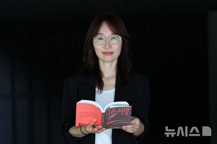 [서울=뉴시스] 박진희 기자 = 최은미 작가가 지난 15일 서울 종로구 국립현대미술관에서 포즈를 취하고 있다. 작가는 5년 만의 신작 소설집 '다른 사랑'을 출간했다. 2026.06.18. pak7130@newsis.com