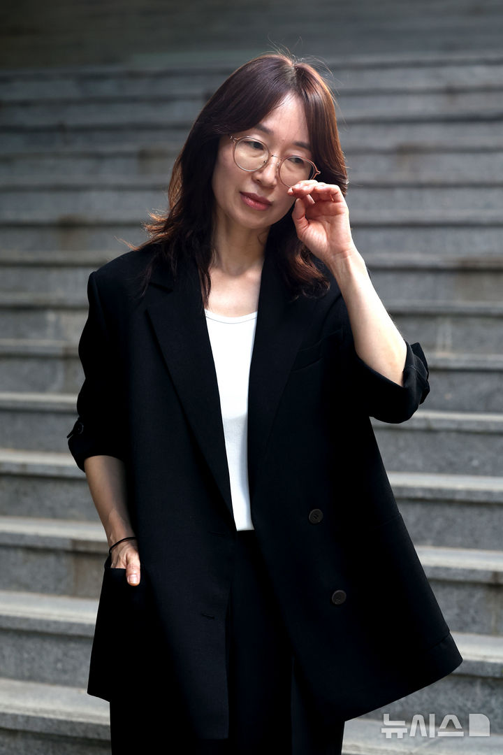 [서울=뉴시스] 박진희 기자 = 최은미 작가가 지난 15일 서울 종로구 국립현대미술관에서 포즈를 취하고 있다. 작가는 5년 만의 신작 소설집 '다른 사랑'을 출간했다. 2026.06.18. pak7130@newsis.com
