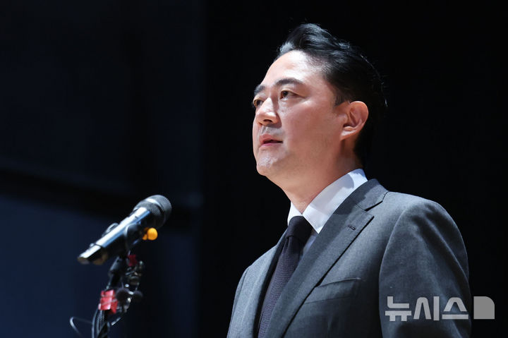 [서울=뉴시스] 권창회 기자 = 홍정도 중앙홀딩스 부회장이 15일 서울 마포구 중앙일보빌딩에서 중앙그룹 계열사 기업회생절차 신청 관련 기자회견을 열고 사과하고 있다. 2026.06.15. kch0523@newsis.com