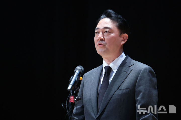 [서울=뉴시스] 권창회 기자 = 중앙그룹 계열사인 JTBC를 비롯해 콘텐트리중앙과 자회사 메가박스중앙 등이 신청한 회생절차에 대한 법원의 심리가 23일 본격적으로 시작된다. 사진은 홍정도 중앙홀딩스 부회장이 지난 15일 서울 마포구 중앙일보빌딩에서 중앙그룹 계열사 기업회생절차 신청 관련 기자회견을 열고 사과하는 모습. 2026.06.23. kch0523@newsis.com