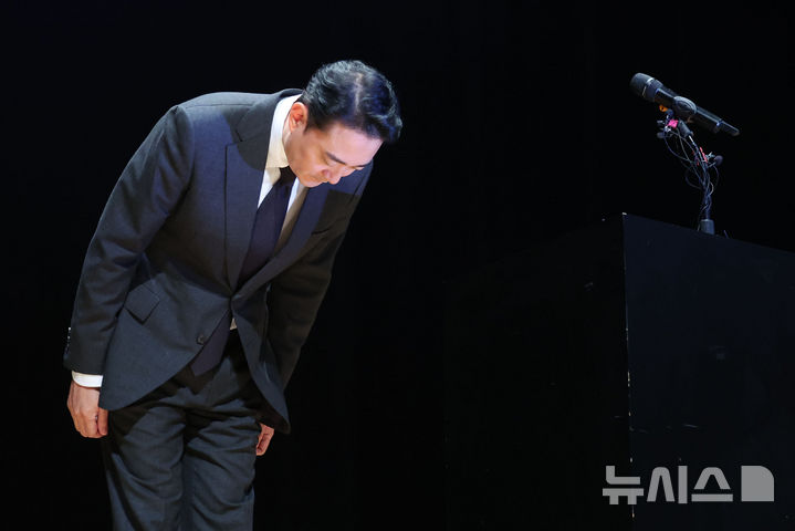 [서울=뉴시스] 권창회 기자 = 홍정도 중앙홀딩스 부회장이 15일 서울 마포구 중앙일보빌딩에서 중앙그룹 계열사 기업회생절차 신청 관련 기자회견을 열고 사과하고 있다. 2026.06.15. kch0523@newsis.com