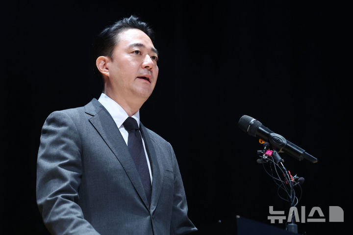 [서울=뉴시스] 권창회 기자 = JTBC가 채무불이행(디폴트)을 선언한 이후 중앙그룹 계열사인 콘텐트리중앙과 자회사 메가박스중앙 등이 신청한 회생절차에 대한 법원의 심리가 다음 주부터 본격적으로 시작된다. 사진은 홍정도 중앙홀딩스 부회장이 15일 서울 마포구 중앙일보빌딩에서 중앙그룹 계열사 기업회생절차 신청 관련 기자회견을 열고 사과하고 있는 모습. 2026.06.17. kch0523@newsis.com