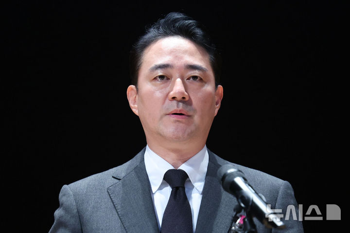 [서울=뉴시스] 권창회 기자 = 홍정도 중앙홀딩스 부회장이 15일 서울 마포구 중앙일보빌딩에서 중앙그룹 계열사 기업회생절차 신청 관련 기자회견을 열고 사과하고 있다. 2026.06.15. kch0523@newsis.com