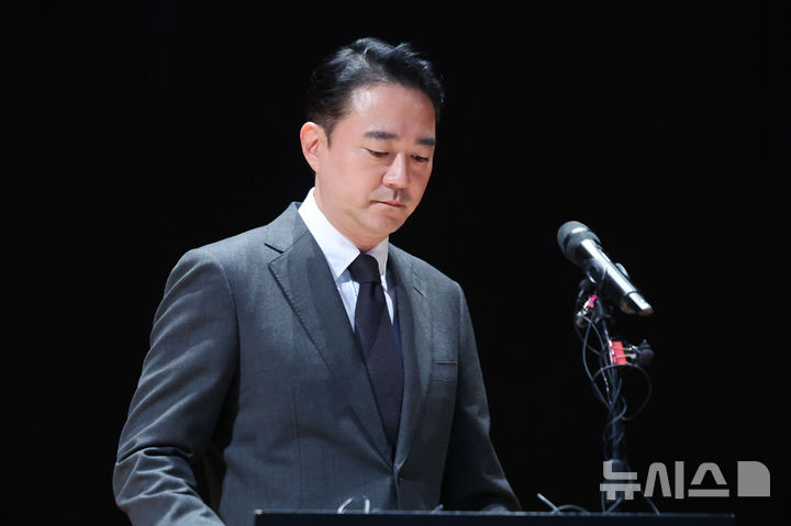 [서울=뉴시스] 권창회 기자 = 홍정도 중앙홀딩스 부회장이 15일 서울 마포구 중앙일보빌딩에서 중앙그룹 계열사 기업회생절차 신청 관련 기자회견을 연 뒤 단상으로 향하고 있다. 2026.06.15. kch0523@newsis.com