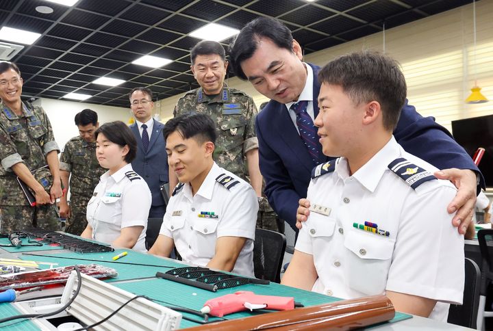 [서울=뉴시스] 안규백 국방부 장관이 15일 공군사관학교를 방문해 공군사관생도들을 격려하고 있다. (사진=국방부 제공) 2026.06.15. photo@newsis.com *재판매 및 DB 금지