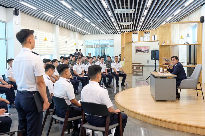 [서울=뉴시스] 안규백 국방부 장관이 15일 공군사관학교를 방문해 공군사관생도들과 간담회를 하고 있다. (사진=국방부 제공) 2026.06.15. photo@newsis.com *재판매 및 DB 금지