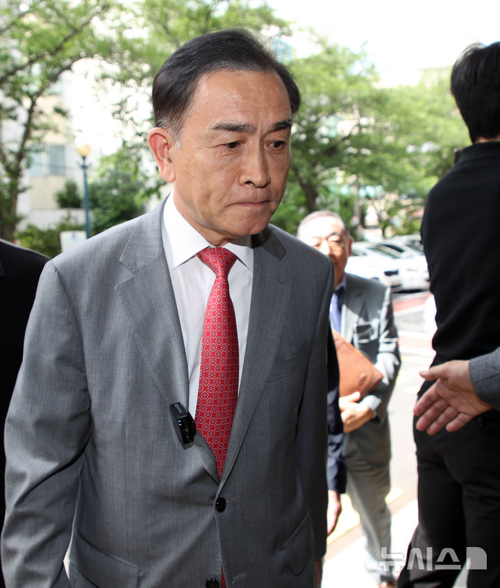 [제주=뉴시스] 우장호 기자 = 태영호 전 국민의힘 의원이 15일 오후 제주지방법원에서 열린 제주4·3 유족들이 제기한 손해배상 청구 소송 항소심 변론 기일에 출석하고 있다. 2026.06.15. woo1223@newsis.com