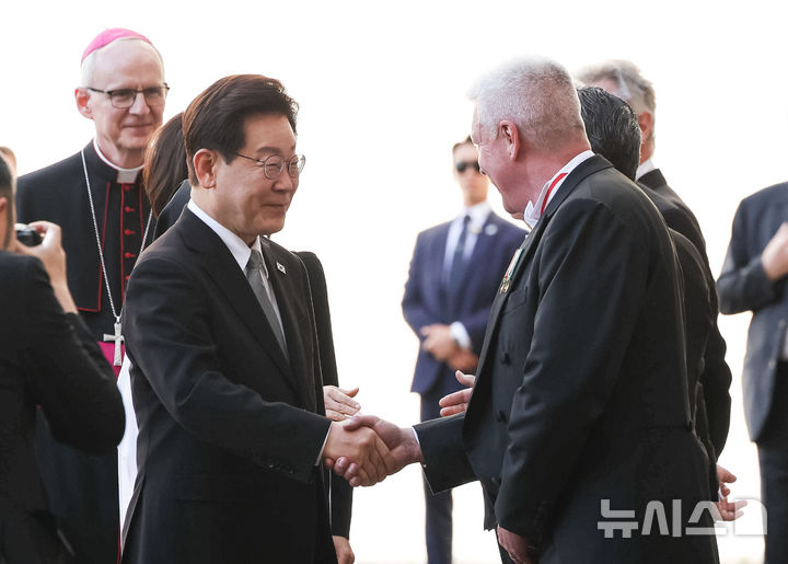 [바티칸=뉴시스] 최동준 기자 = 이재명 대통령이 15일(현지 시간) 레오 14세 교황과 면담하기 위해 바티칸 교황청에 도착해 교황 의장단과 인사하고 있다. 2026.06.15. photocdj@newsis.com