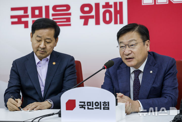 [서울=뉴시스] 정병혁 기자 = 정점식 국민의힘 원내대표가 15일 서울 여의도 국회에서 구윤철 경제부총리 겸 재정경제부 장관과 만나 자리에 앉아 발언하고 있다. 2026.06.15. jhope@newsis.com