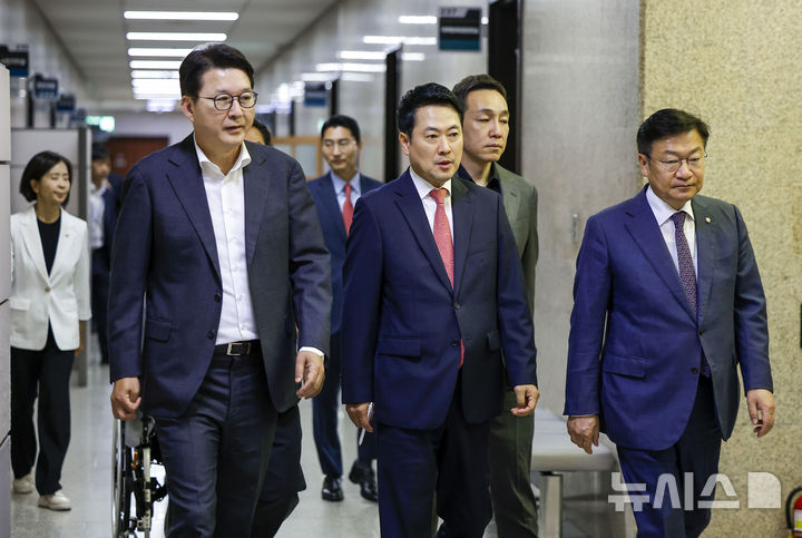 [서울=뉴시스] 정병혁 기자 = 장동혁 국민의힘 대표를 비롯한 최고위원들이 15일 서울 여의도 국회에서 열린 긴급최고위원회의에 참석하고 있다. 2026.06.15. jhope@newsis.com