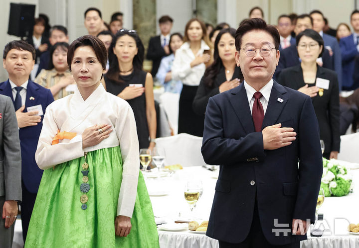 [로마=뉴시스] 최동준 기자 = 이재명 대통령과 김혜경 여사가 15일(현지 시간) 이탈리아 로마 한 호텔에서 열린 동포 오찬 간담회에서 참석자들과 국민의례를 하고 있다. 2026.06.15. photocdj@newsis.com