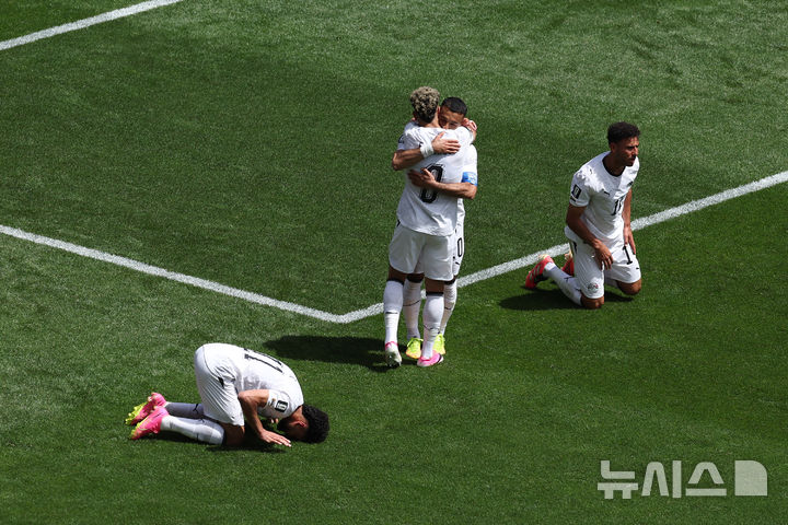 [시애틀=AP/뉴시스] 이집트(29위)의 에맘 아슈르가 15일(현지 시간) 미 워싱턴주 시애틀 스타디움에서 열린 2026 국제축구연맹(FIFA) 북중미 월드컵 조별리그 G조 1차전 벨기에(9위)와 경기 전반 19분 선제골을 넣고 도움을 기록한 모하메드 살라와 기쁨을 나누고 있다. 이집트는 선제골을 지키지 못하고 후반 자책골로 1-1 무승부를 거뒀다. 2026.06.16.