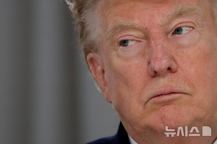 [에비앙=AP/뉴시스]도널드 트럼프 미국 대통령이 16일(현지 시간) 프랑스 에비앙에서 열린 주요 7개국(G7) 및 중동국가 정상 업무오찬에 참석해 있다. 2026.06.16.