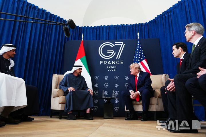[AP/뉴시스] 16일 도널드 트럼프 미 대통령이 프랑스 G7 정상회의 참석중 초청국 일원인 아랍에미리트연합(UAE) 모하메드 빈자예드 알나히안 국왕과 별도 양자회동을 하고 있다 