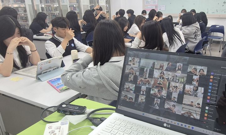 [화성=뉴시스] 한백고 학생들이 화상회의 플랫폼을 활용해 일본 학생들과 인사하고 있다. (사진=화성오산교육지원청 제공) 2026.06.16. photo@newsis.com *재판매 및 DB 금지
