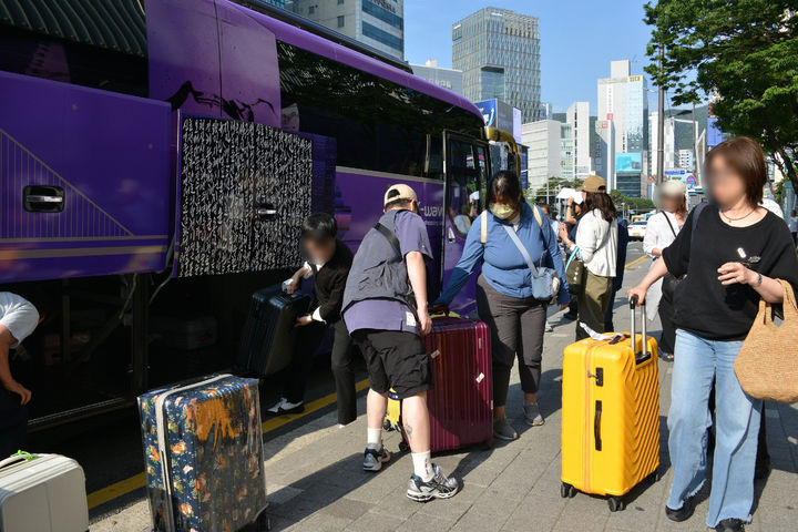 [부산=뉴시스] 롯데백화점 부산본점에서 운영한 외국인 전용 순환버스에서 내린 외국인 관광객들이 짐을 챙기고 있는 모습. (사진=뉴시스 DB) photo@newsis.com  *재판매 및 DB 금지