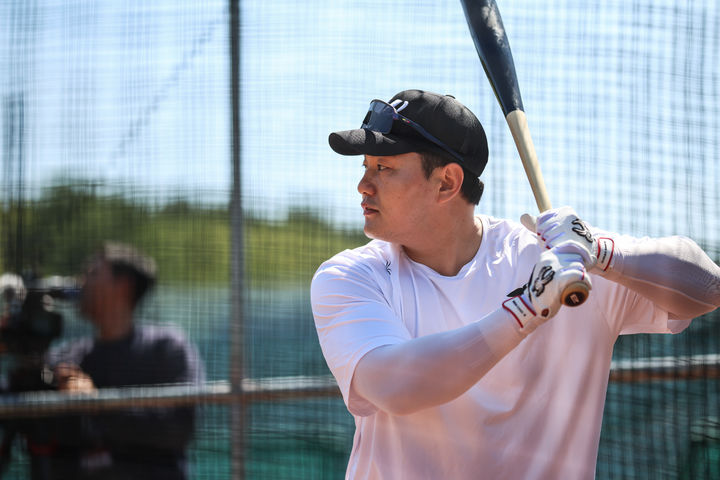[서울=뉴시스] 울산웨일즈 최지만이 15일 울산야구장에서 열린 2026 메디힐 퓨처스(2군)리그 SSG 랜더스와의 홈 경기를 앞두고 팀 첫 공식훈련에 합류해 몸을 풀고 있다. (사진=울산웨일즈 제공) 2026.06.15. *재판매 및 DB 금지