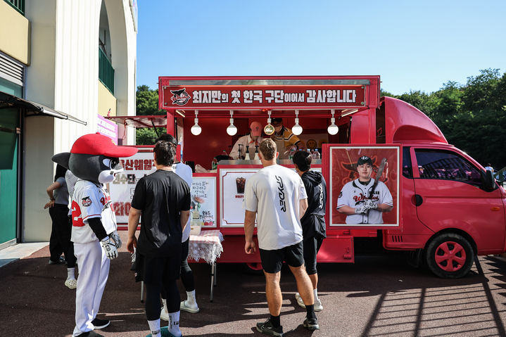 [서울=뉴시스] 울산웨일즈 최지만이 15일 울산야구장에서 열린 2026 메디힐 퓨처스(2군)리그 SSG 랜더스와의 홈 경기를 앞두고 팀 첫 공식훈련에 합류했다. 그는 울산 동료 및 관계자들을 위해 커피차 선물을 준비했다. (사진=울산웨일즈 제공) 2026.06.15. *재판매 및 DB 금지