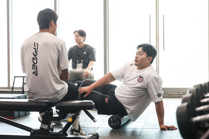 [서울=뉴시스] 울산웨일즈 최지만이 15일 울산야구장에서 열린 2026 메디힐 퓨처스(2군)리그 SSG 랜더스와의 홈 경기를 앞두고 팀 첫 공식훈련에 합류해 몸을 풀고 있다. (사진=울산웨일즈 제공) 2026.06.15. *재판매 및 DB 금지