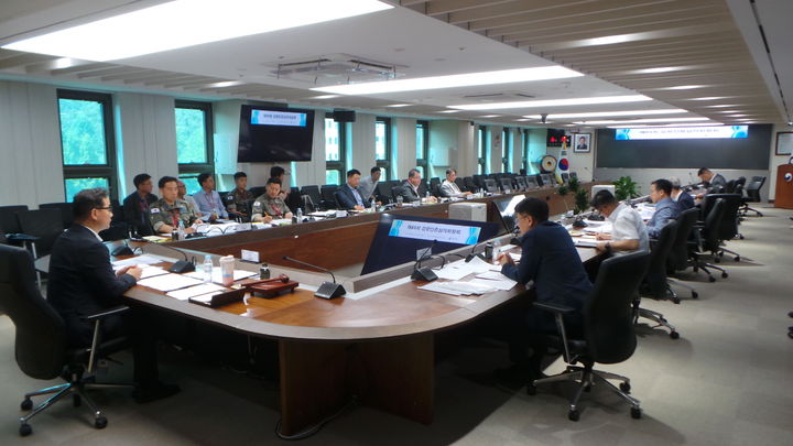 [서울=뉴시스] 15일 정부과천청사에서 개최된 제89회 감항인증심의위원회에서 위원들이 한국형전투기 KF-21 체계개발사업 감항성 심사결과를 심의하고 있다. (사진=방위사업청 제공) 2026.06.16. photo@newsis.com *재판매 및 DB 금지