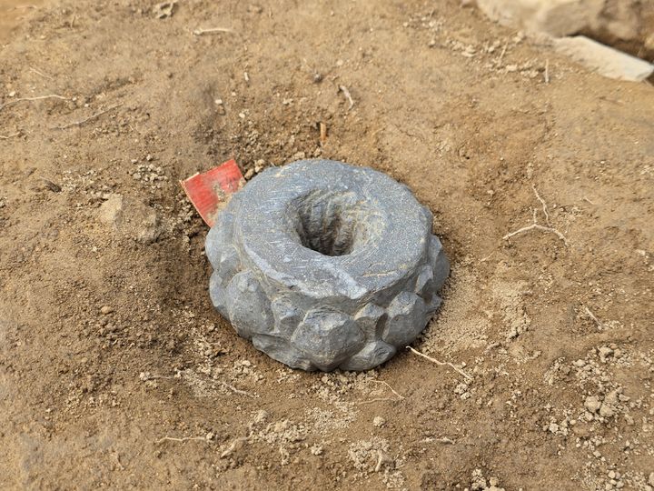 [청주=뉴시스] 충북 청주시 흥덕구 운천근린공원 조성사업 부지에서 발굴된 청석탑 부재. (사진=청주시 제공) photo@newsis.com *재판매 및 DB 금지